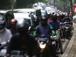 Kritik Pajak Mobil 0%, DPR: Mending Gratiskan Pajak Motor dan SIM