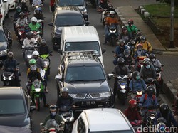 Mobilitas Tinggi Sebabkan Kasus COVID-19 Naik Saat PSBB Transisi