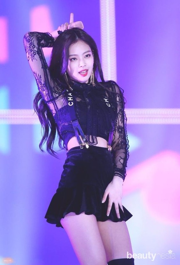 Selanjutnya tampilan ikonik dari Jennie dalam mengcover lagu So Hot.