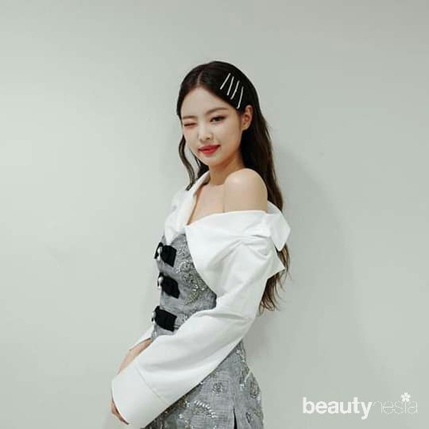 Tampil menawan di panggung debut solo, Jennie rangkaian makeup dari Chanel.