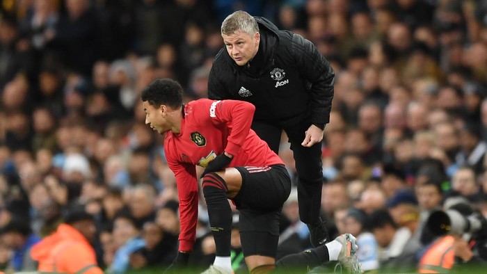 MANCHESTER, ENGLAND - DECEMBER 07: Ole Gunnar Solskjaer, Manager of Manchester United gives instructions to Jesse Lingard of Manchester United during the Premier League match between Manchester City and Manchester United at Etihad Stadium on December 07, 2019 in Manchester, United Kingdom. (Photo by Michael Regan/Getty Images)