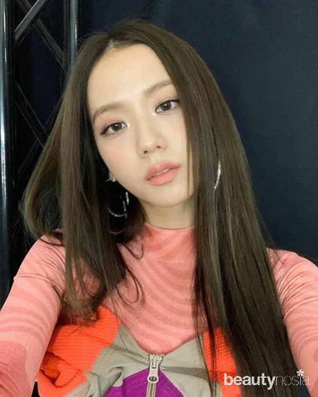 Makeup tipis yang memberikan kesan musim semi.