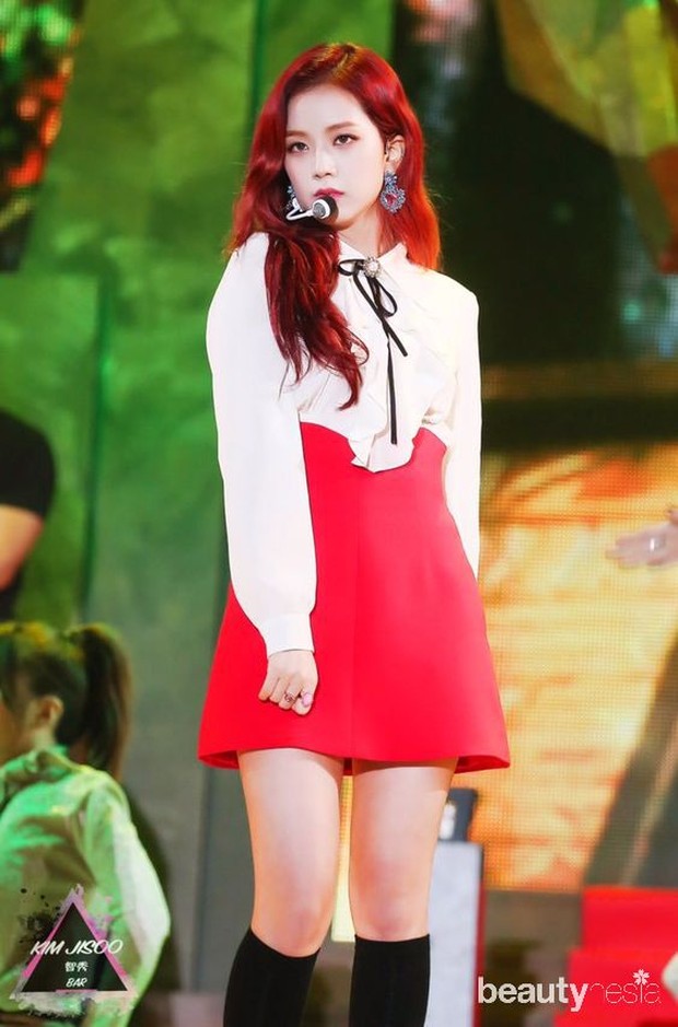 Warna rambut merah dan dilengkapi makeup yang senada.