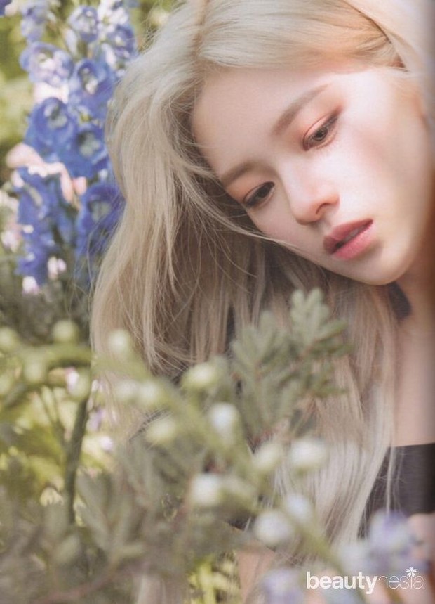 Tampil dengan makeup soft namun tetap tampil cantik.