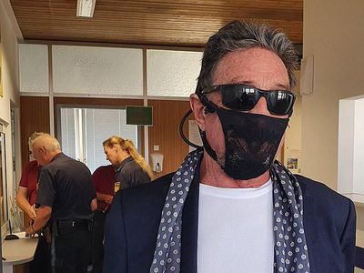 Foto Miliarder John McAfee & Orang-orang yang Pakai Masker Kain Underwear