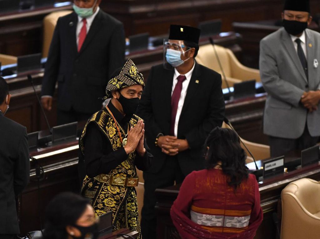 Jokowi: Krisis Memaksa Kita Menggeser Channel Cara Kerja Jokowi: Krisis Memaksa Kita Menggeser Channel Cara Kerja
