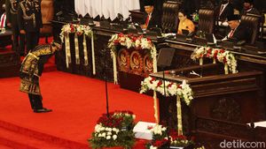 Momen Jokowi Bungkukkan Badan ke Pimpinan Sidang Tahunan MPR