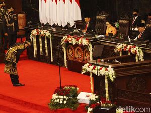 Momen Jokowi Bungkukkan Badan ke Pimpinan Sidang Tahunan MPR
