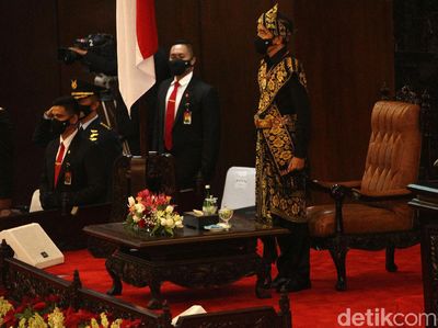 Potret Jokowi Kenakan Baju Adat Sabu di Sidang Tahunan MPR