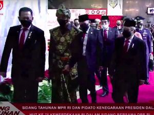 Jokowi Kenakan Baju Adat Sabu di Sidang Tahunan DPR Jokowi Kenakan Baju Adat Sabu di Sidang Tahunan DPR