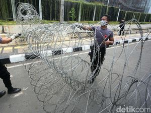 Kawat Berduri Disiapkan Jelang Demo Buruh di Gedung DPR Kawat Berduri Disiapkan Jelang Demo Buruh di Gedung DPR