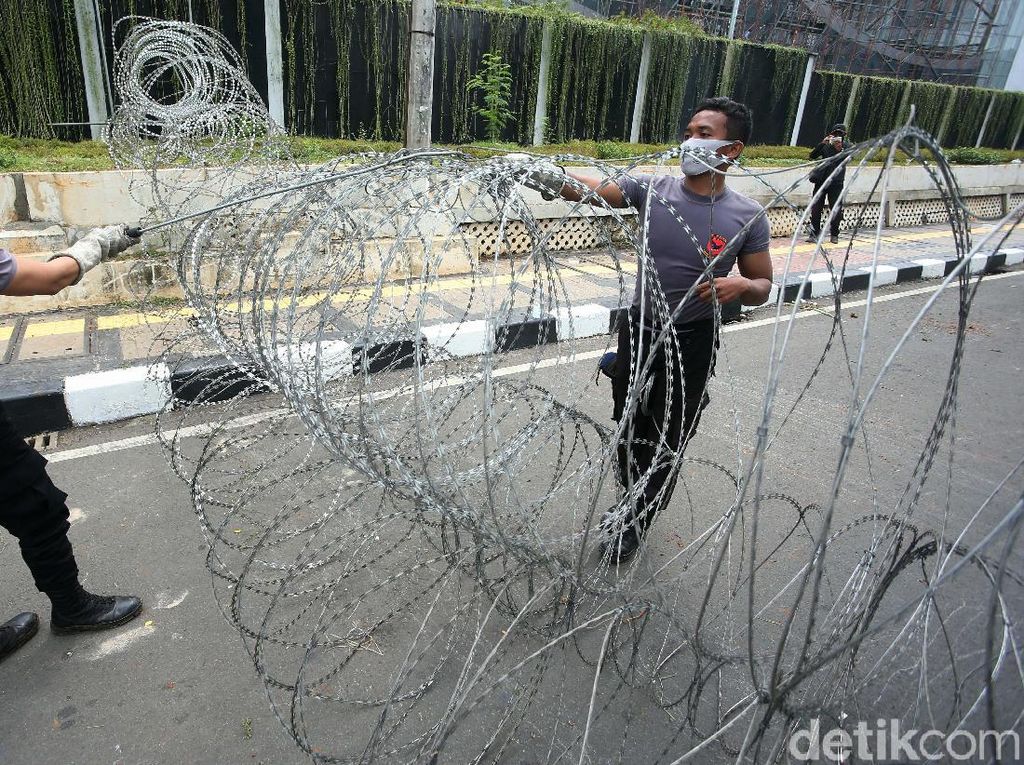 Kawat Berduri Disiapkan Jelang Demo Buruh di Gedung DPR