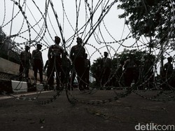2 Pria Bawa Bom Molotov Ditangkap Saat Hendak Gabung Demo di Depan DPR