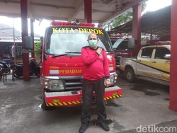 Damkar Depok Minta Warga Waspada Pohon Tumbang Saat Curah Hujan Tinggi