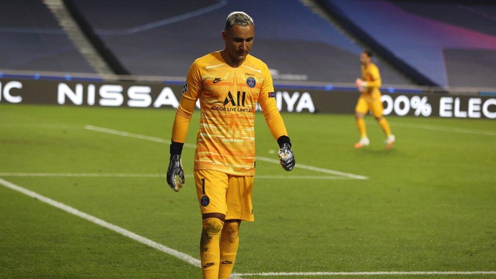 PSGs goalkeeper Keylor Navas leaves the pitch after an injuring during the Champions League quarter-final soccer match between Atalanta and Paris Saint-Germain, at the Luz stadium in Lisbon, Portugal, Wednesday, Aug. 12, 2020. (Rafael Marchante/Pool via AP)