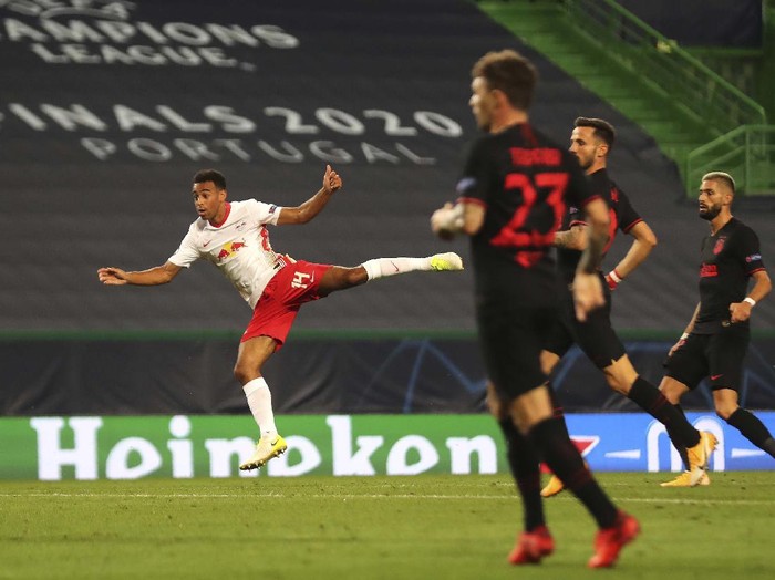Atletico Madrid's Joao Felix is dejected after the Champions League quarterfinal match between RB Leipzig and Atletico Madrid at the Jose Alvalade stadium in Lisbon, Portugal, Thursday, Aug. 13, 2020. (Miguel A. Lopes/Pool Photo via AP)