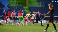 Para pemain RB Leipzig merayakan keberhasilan mereka menembus semifinal Liga Champions untuk pertama kalinya. Lluis Gene/Pool Photo via AP.