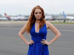 Model Lily Cole Dikritik, Pakai Burqa Saat Taliban Kuasai Lagi Afghanistan