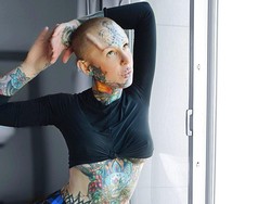 Ingin Jadi Manusia Robot, Model dengan 100 Tato Pasang Implan Tanduk di Kepala