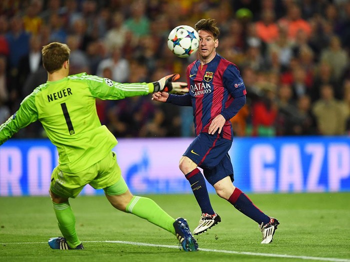 BARCELONA, SPAIN - MAY 06:  Lionel Messi of Barcelona chips the ball over goalkeeper Manuel Neuer of Bayern Muenchen to score his teams second goal during the UEFA Champions League Semi Final, first leg match between FC Barcelona and FC Bayern Muenchen at Camp Nou on May 6, 2015 in Barcelona, Spain.  (Photo by Shaun Botterill/Getty Images)