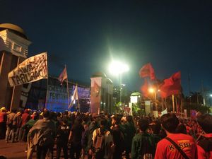 Massa Demo Berkumpul di Depan DPR, Lalin Jalan Gatsu Hanya Lewat Busway Massa Demo Berkumpul di Depan DPR, Lalin Jalan Gatsu Hanya Lewat Busway