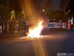 Massa Gejayan Memanggil Blokir Jalan Simpang Tiga UIN Yogya Petang Ini