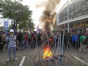 Massa Aksi Demo di Jalan Pemuda Jakpus Bakar Ban