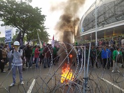 Massa Aksi Demo di Jalan Pemuda Jakpus Bakar Ban