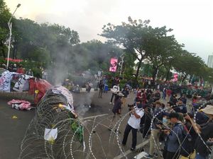 Momen Massa Demo di Jalan Gerbang Pemuda Coba Terobos Pagar Kawat
