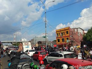 Massa Tolak Omnibus Law Unjuk Rasa di DPRD Sulsel, Lalin Macet