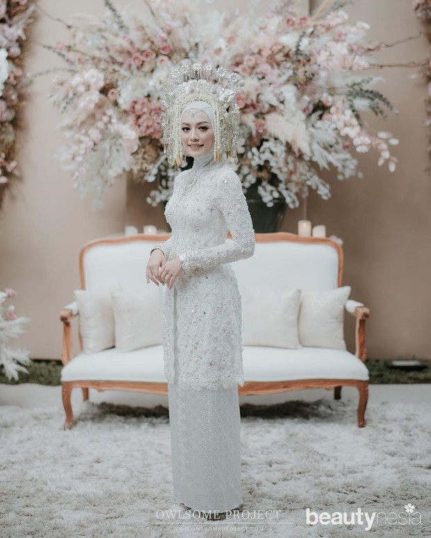 Penonjolan warna putih terlihat sempurna ketika Mega memilih hijab dengan warna yang senada pula