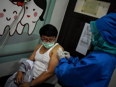Melihat Proses Penyuntikan Vaksin Corona Pada Relawan di Bandung
