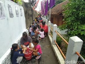 Jelang Hari Kemerdekaan, Anak-anak dan Ibu di Ciamis Cuci Bendera Bersama Jelang Hari Kemerdekaan, Anak-anak dan Ibu di Ciamis Cuci Bendera Bersama