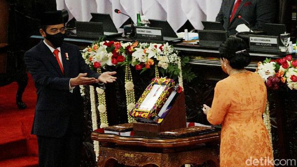 Momen Jokowi Serahkan RUU APBN 2021