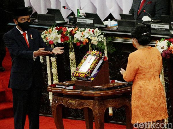 Momen Jokowi Serahkan RUU APBN 2021