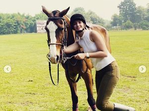 6 Gaya Nia Ramadhani Coba Hobi Mahal Selama Pandemi: Berkuda Hingga Golf