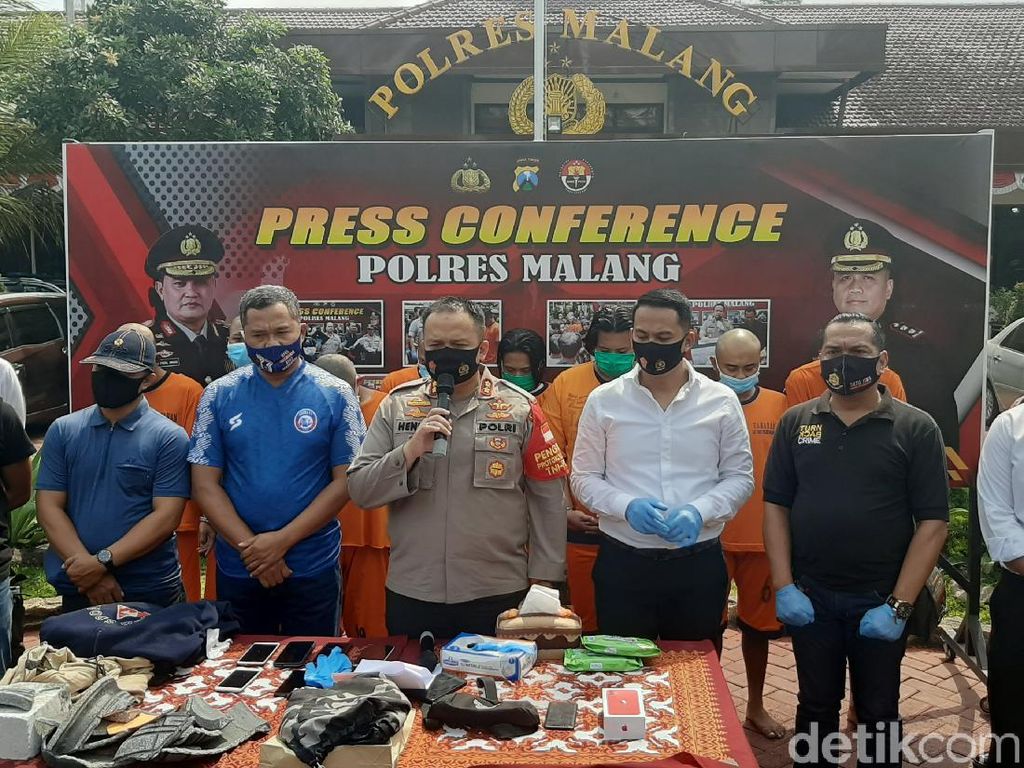 8 Pelaku Perampasan Beratribut Aremania Ditangkap 8 Pelaku Perampasan Beratribut Aremania Ditangkap