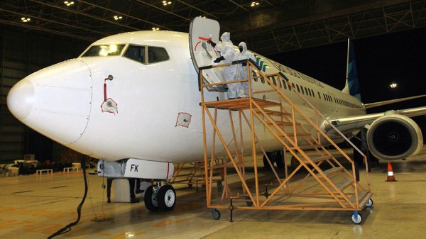 Pekerja Garuda Maintenance Facility (GMF) dengan menggunakan alat pelindung diri (APD) lengkap melakukan penyemprotan cairan disinfektan pada bagian pesawat Garuda Indonesia di Hanggar GMF AeroAsia Bandara Soekarno Hatta, Tangerang, Banten, Kamis (13/8/2020). Hal tersebut dilakukan sebagai upaya memutus mata rantai penyebaran COVID-19. ANTARA FOTO/Muhammad Iqbal/aww.