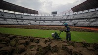 Pekerja memotong rumput menggunakan mesin di Stadion Gelora Bung Tomo (GBT), Surabaya, Jawa Timur, Jumat (14/8/2020).