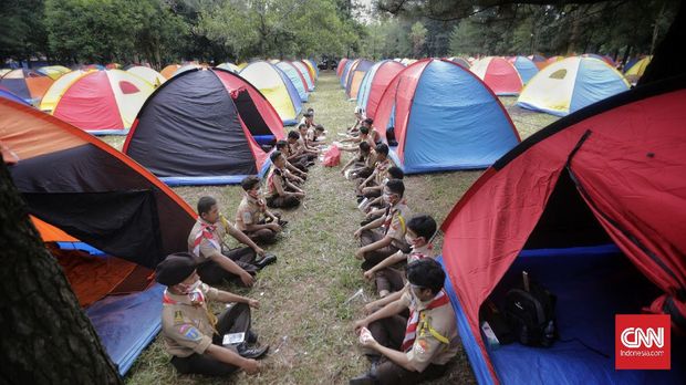 Sejumlah peserta berlatih memanjat pohon dengan tali dalam perkemahan Hari Pramuka di Bumi Perkemahan Pramuka, Cibubur, Jakarta, Jumat (14/8/2020). Perkemahan yang digelar Saka Wira Kartika TNI AD tersebut diikuti 500 anggota Pramuka se-Jabodetabek dan dilakukan dengan menerapkan protokol kesehatan selama pandemi COVID-19, seperti penggunaan masker, pelindung wajah, dan penerapan satu tenda satu orang.  (CNN Indonesia/ Adhi Wicaksono)