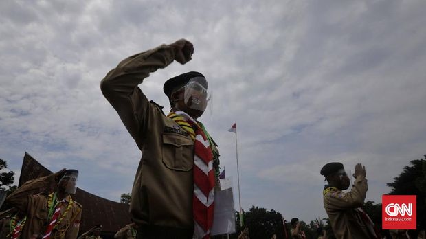 Peringatan Hari Pramuka Kala Pandemi Sejumlah peserta berlatih memanjat pohon dengan tali dalam perkemahan Hari Pramuka di Bumi Perkemahan Pramuka, Cibubur, Jakarta, Jumat (14/8/2020). Perkemahan yang digelar Saka Wira Kartika TNI AD tersebut diikuti 500 anggota Pramuka se-Jabodetabek dan dilakukan dengan menerapkan protokol kesehatan selama pandemi COVID-19, seperti penggunaan masker, pelindung wajah, dan penerapan satu tenda satu orang. (CNN Indonesia/ Adhi Wicaksono)