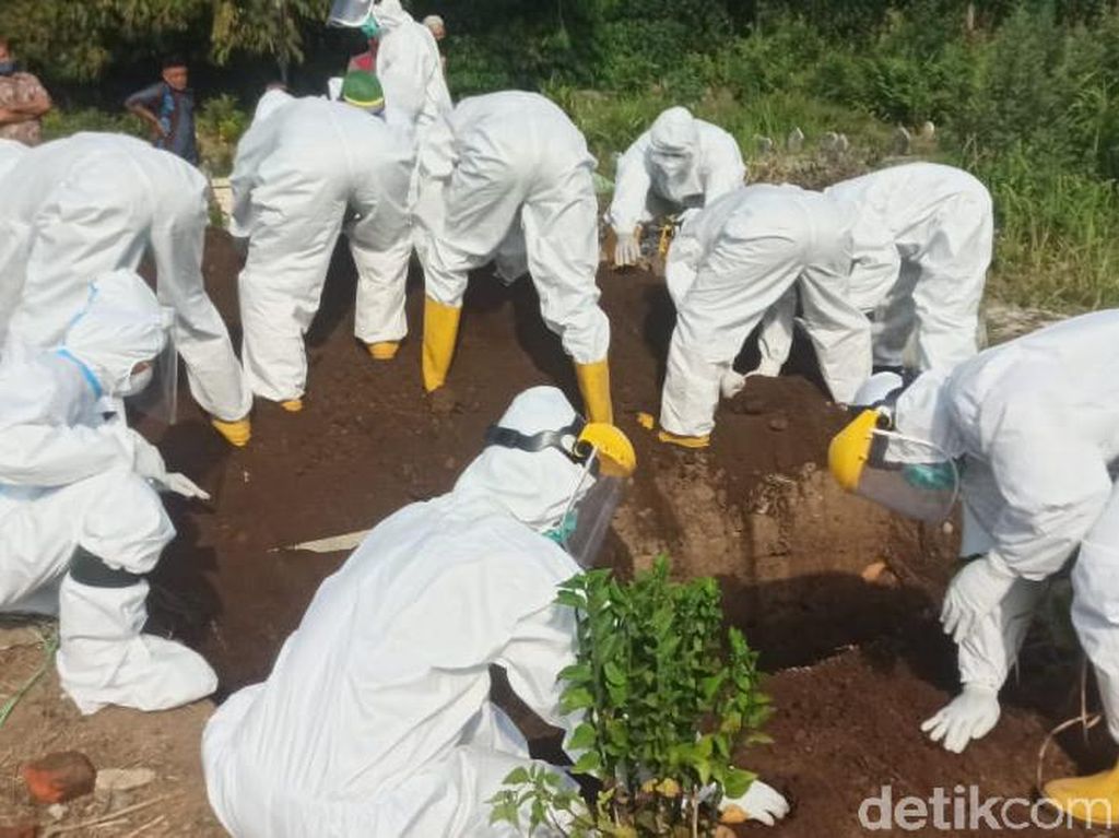 Cerita Petugas BPBD Rela Urug Makam Pasien COVID-19 Pakai Tangan Cerita Petugas BPBD Rela Urug Makam Pasien COVID-19 Pakai Tangan