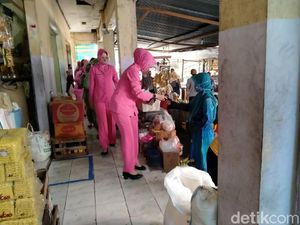 Dukung Suami, Emak-emak Polisi dan TNI Ngawi Blusukan Perangi COVID-19