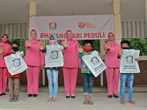 Polwan-Bhayangkari NTB Bagikan Tas Sekolah ke Anak-anak di Mandalika