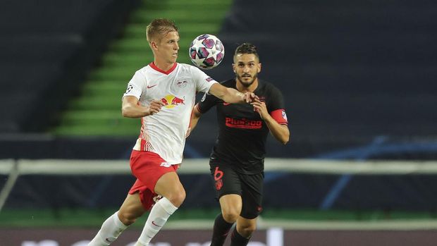 Leipzig's Dani Olmo, left, challenges for the ball with Atletico Madrid's Koke during the Champions League quarterfinal match between RB Leipzig and Atletico Madrid at the Jose Alvalade stadium in Lisbon, Portugal, Thursday, Aug. 13, 2020. (Miguel A. Lopes/Pool Photo via AP)