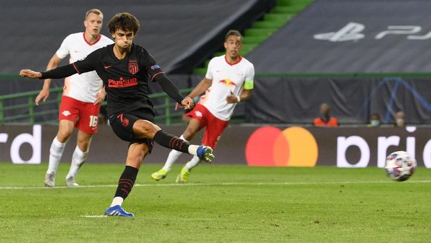 Atletico Madrid's Joao Felix scores his team's first goal from the penalty spot during the Champions League quarterfinal match between RB Leipzig and Atletico Madrid at the Jose Alvalade stadium in Lisbon, Portugal, Thursday, Aug. 13, 2020. (Lluis Gene/Pool Photo via AP)