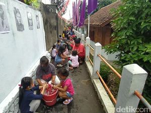 Potret Cuci Bendera Bersama Sambut HUT RI