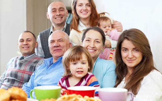 Potret Keluarga di depan kamera