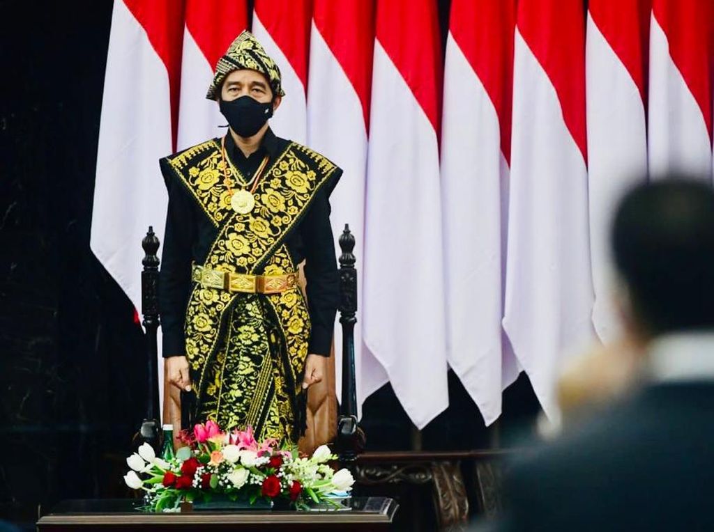 Bangganya Herman Hery Pakaian Adat NTT Dikenakan Jokowi