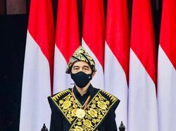 11 Gaya Jokowi Berbaju Adat, Ada yang Jadi Kontroversi